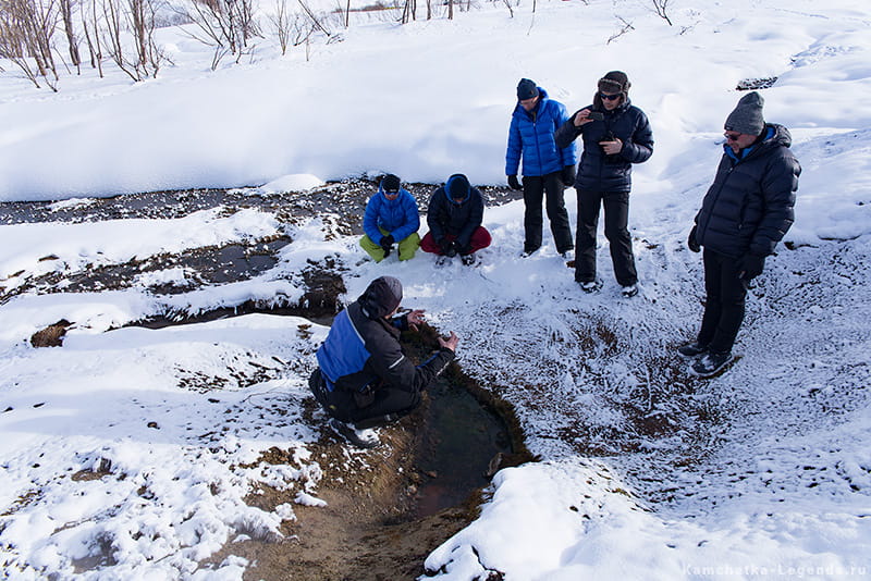туристы осматривают большие банные на Камчатке