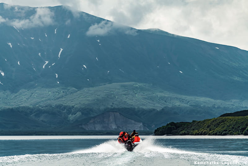 экскурсия на лодке по озеру