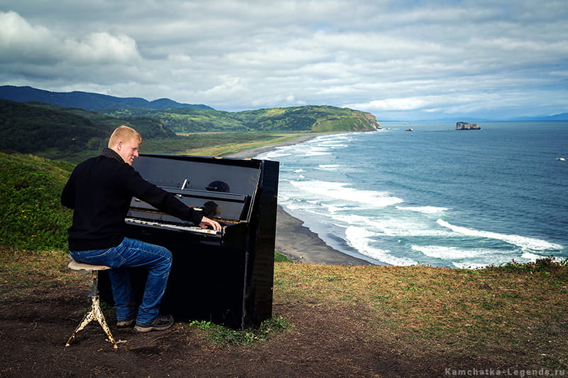 Пианино на берегу