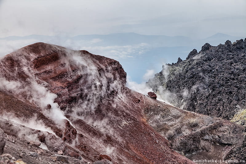 дым от фумарольной деятельности в кратере