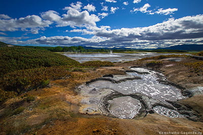 кислотное озеро голубого цвета на Камчатке