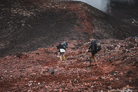 спуск туристической группы с конуса