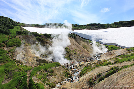 поднимаемся в дымящийся кратер