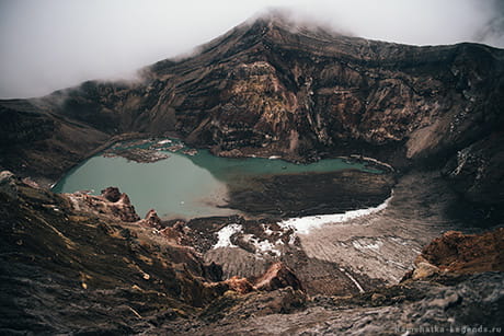 кратер Горелого в облаках