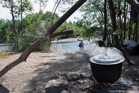 уха варится на костре