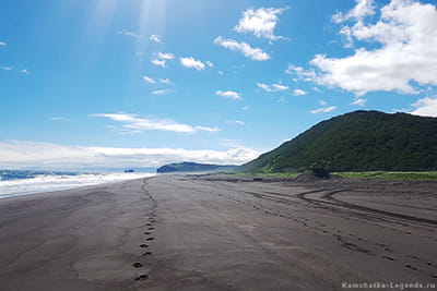 полоса черного вулканического песка