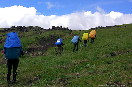 переходы с туристическими рюкзаками