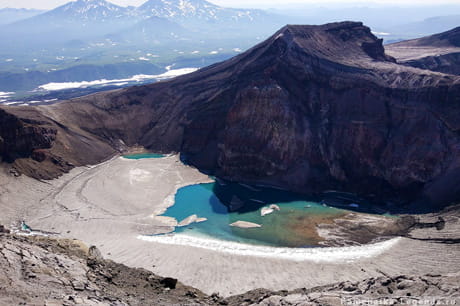 кратер вулкана с озером