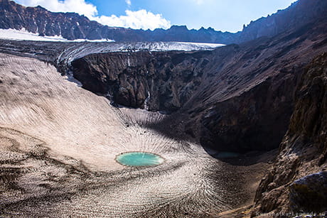в кратере вулкана Мутновский