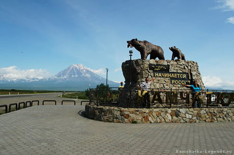 фотография у памятника с медведями