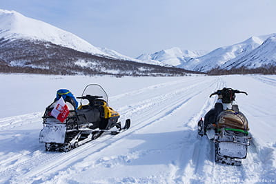 снежный путь через горы и леса