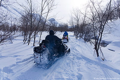 тур на снегоходе к горячим источникам на Камчатке