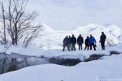 группа туристов на горячих ключах