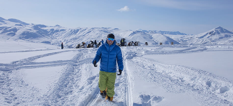 Туристы отдыхают на перевале