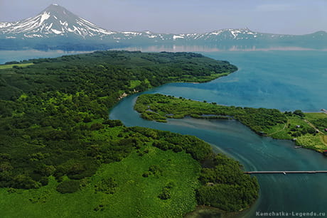 подлетаем к озеру на Юге Камчатки